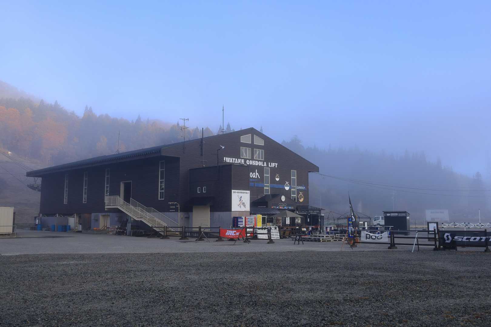 ゴンドラ使わず岩岳遊歩道歩いて行きます。