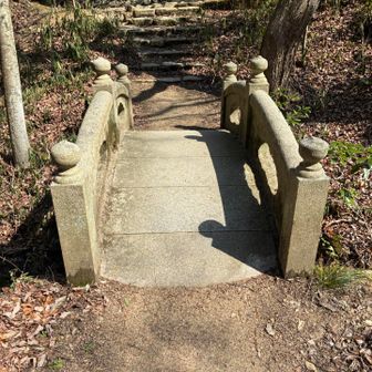 右の小さい橋渡る