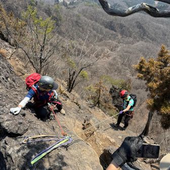 そしていよいよ空中懸垂へ
ミチさんが1番に降りてロープを垂らしてくれました。もーりーさんが続きます💪