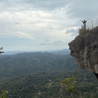 日本寺の北口管理所を通って、地獄覗き到着。
千葉はホントに高い山がなくて、どこまでも広がるジャングル