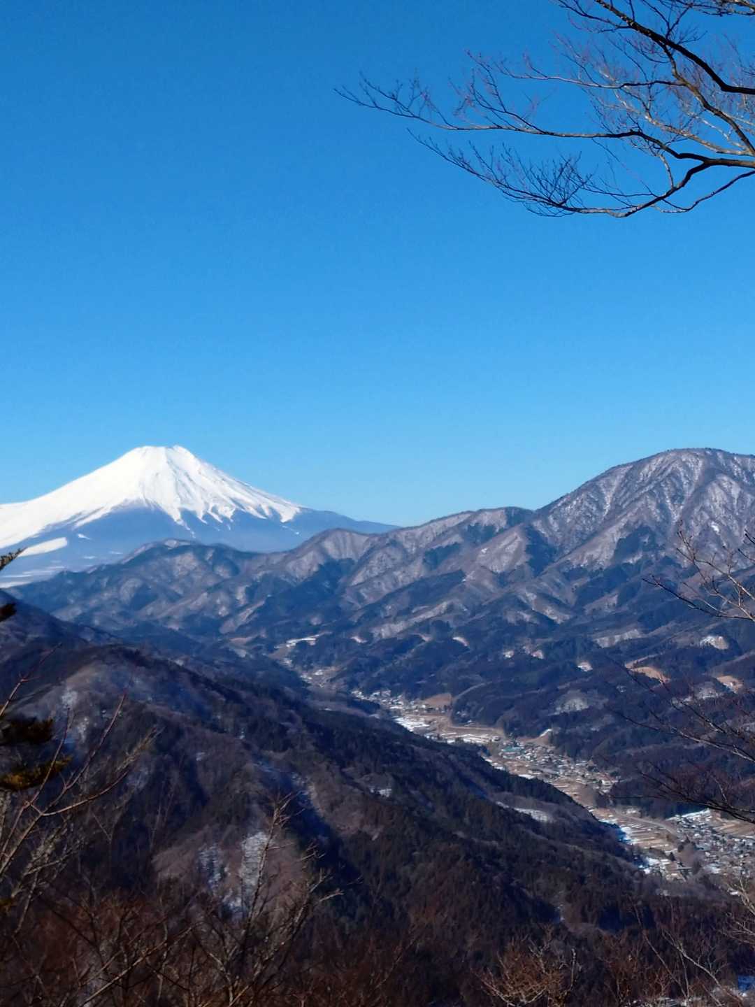 眺望は最高です。
見事な景色。
右側の山が天皇陛下も登った「御正体山」です。
そして、その前に見える渓谷が「道志渓谷」です。
そして、それに華を添える富士山のコラボ。