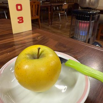 デザートはシナノゴールドまるごと1個。持って帰っていいそうなので、家に持って帰った。