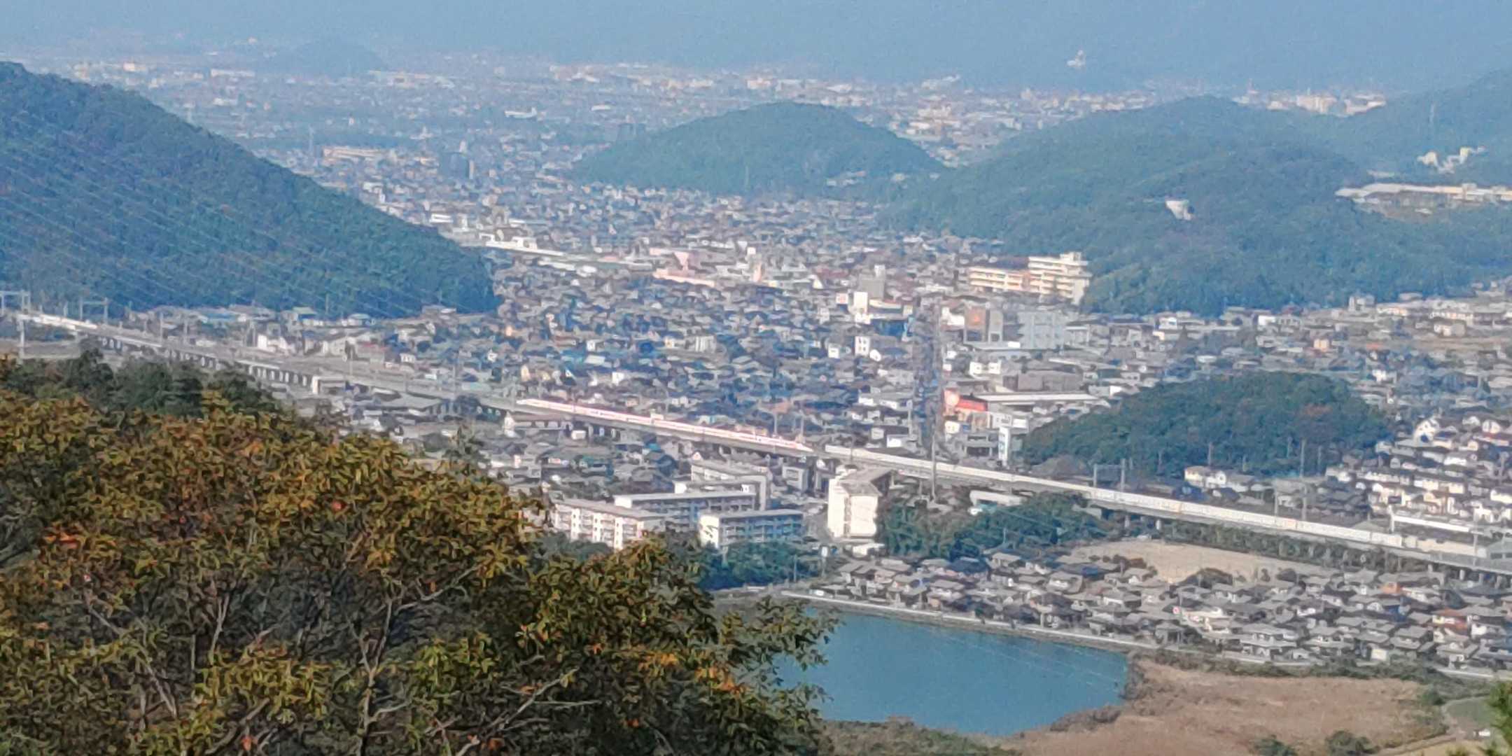移動中、新幹線スポットから年配の方が呼んでいたので行って見ると…
キティちゃん号が通過。
全員がにわか撮り鉄に。。。