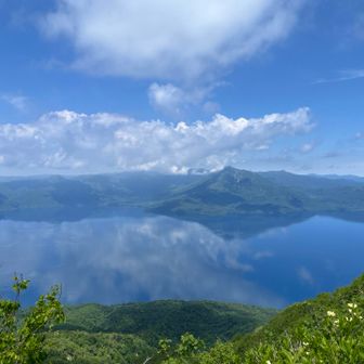支笏湖と恵庭岳。羊蹄山は雲の中でした。