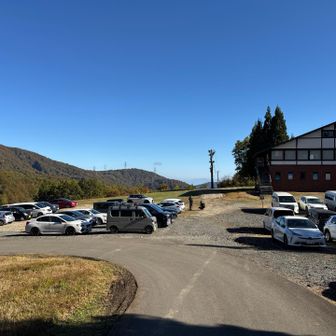 3連休中日、朝8時過ぎの駐車場はほぼいっぱい