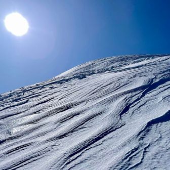 朝日に照らされるシュカブラの造形美が素晴らしい👍