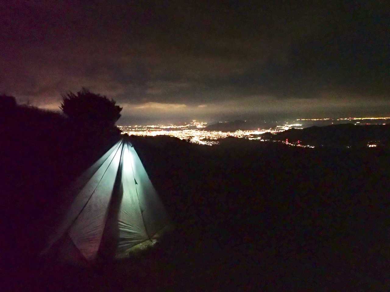 テントと夜景。
夜は風が強いものの、夏用シュラフでも全然寒くありませんでした。
ダウンとか要らなかったな。