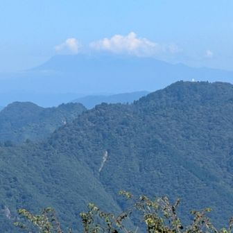 日永岳の反射板の後ろに御岳山が雲をまとっている