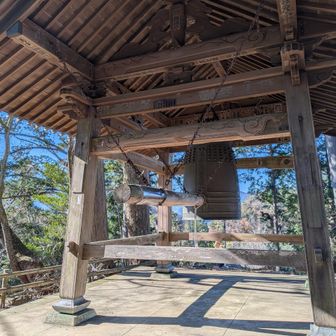 子ノ権現の奥ノ院にある鐘。
自由に突いていいみたいなので、せっかくだから思いっ切り３回打ち鳴らしてやりました。
鐘の音はなんだか気分スッキリしますね。
そして大晦日を感じます。