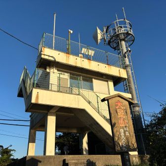 立派な標識が立っている