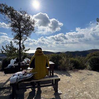 ここでお昼ご飯にするも強風が吹き荒れてきたのでゆっくり出来なかった。