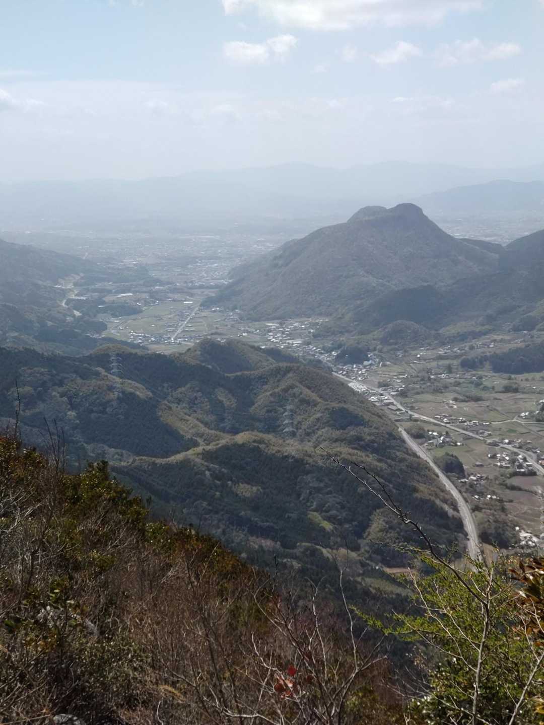 竜ヶ鼻展望所
見えるは香春岳と田川の街並み✨
登り降りがキツい竜ヶ鼻で唯一ホッとする場所😊