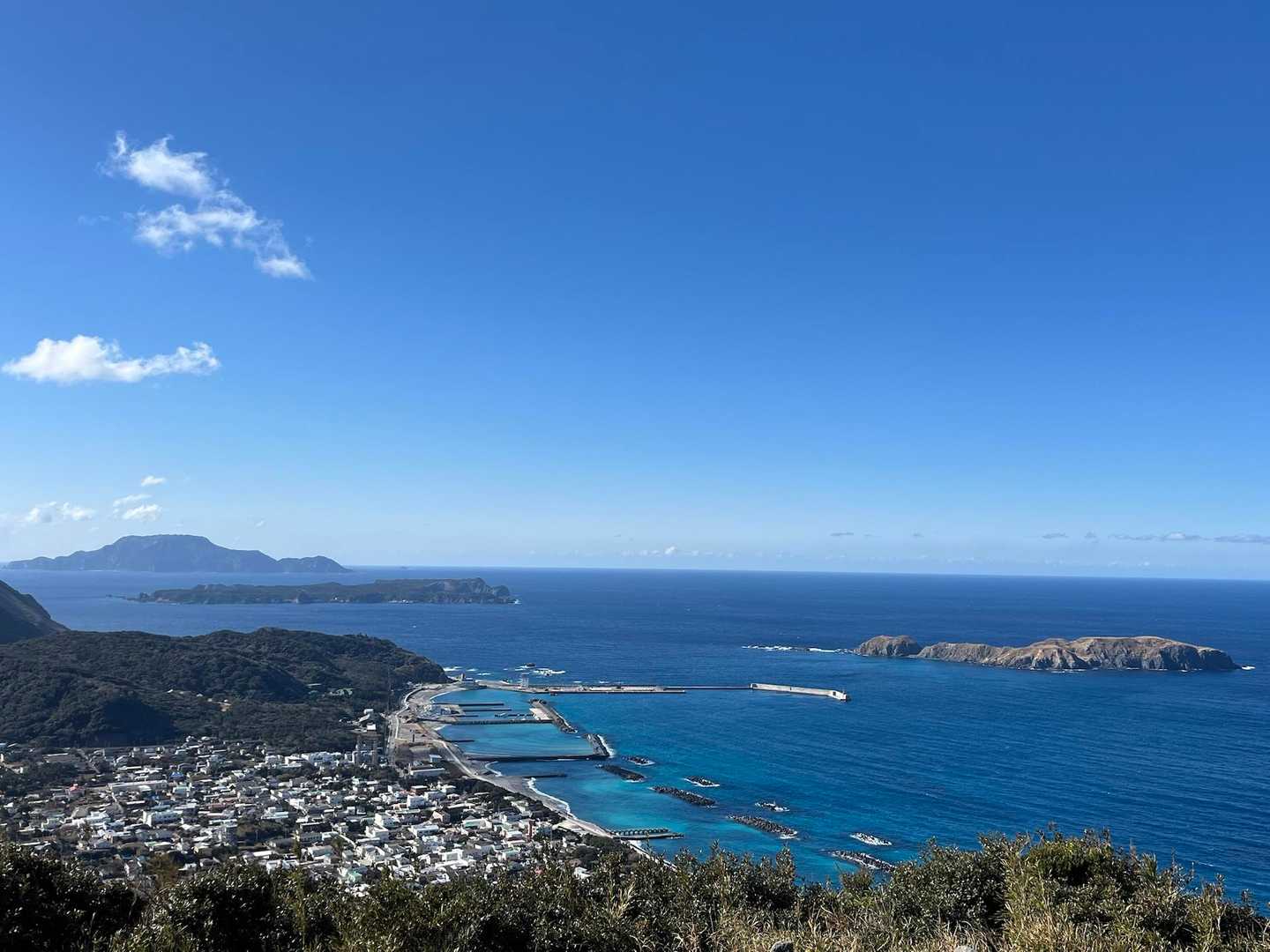 奥から
天上山(神津島)
式根島
大三山(新島)

右　地内島