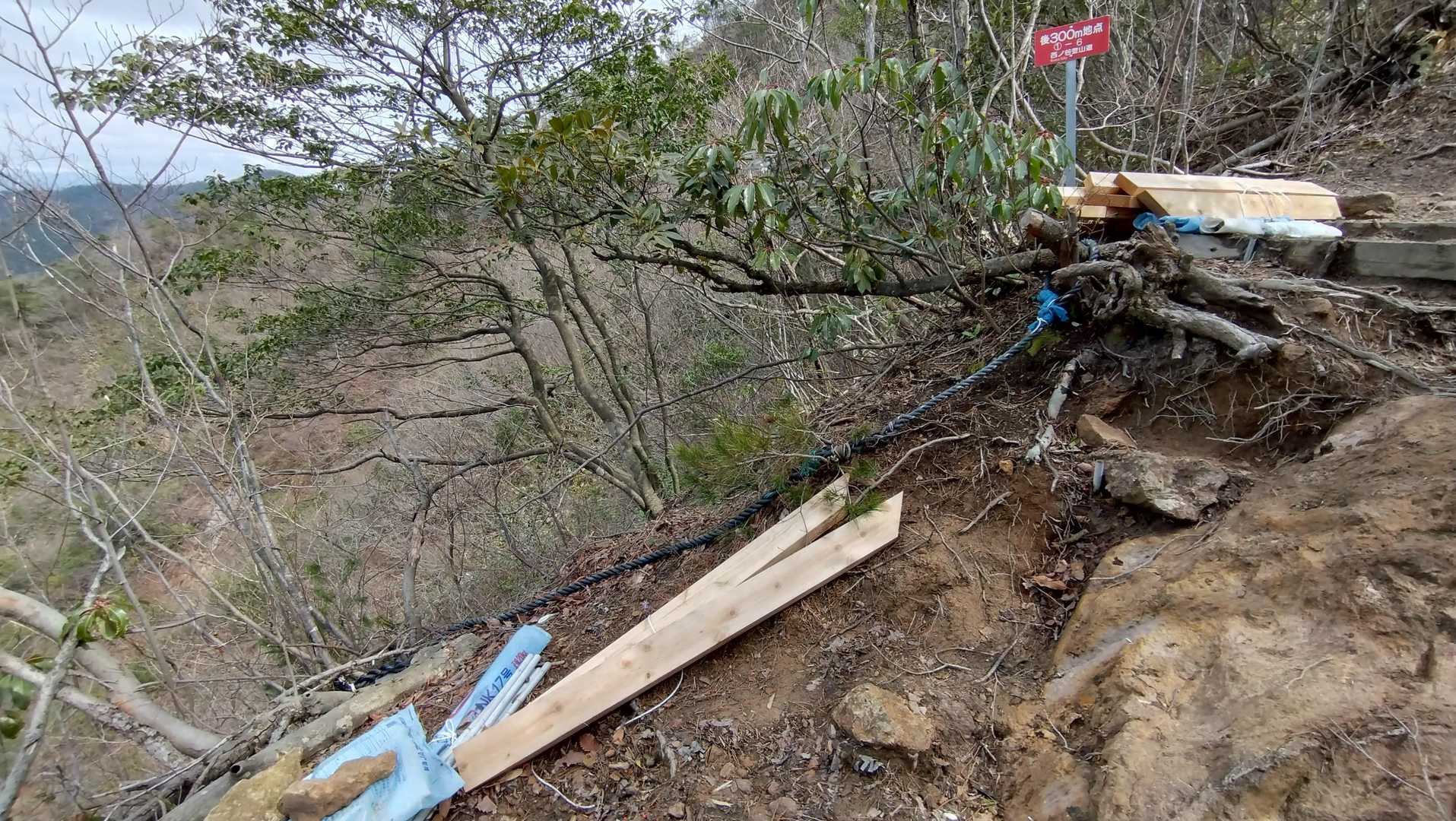土砂流出を防ぐ登山道整備が充実しています。ご苦労さまです。