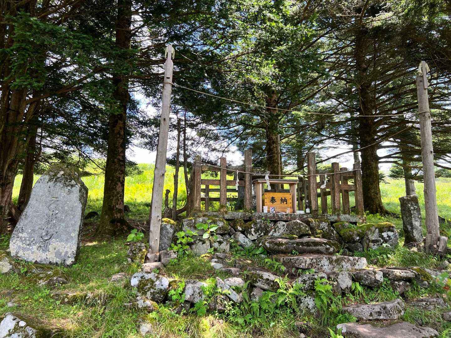 旧御射山神社⛩️ここにも御柱が。