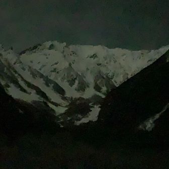 朝、起きてから。月が少し雲にかかっているので暗い