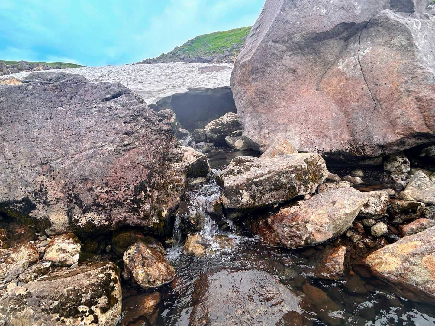 雪渓から流れる沢水
冷たくて気持ちいい◎