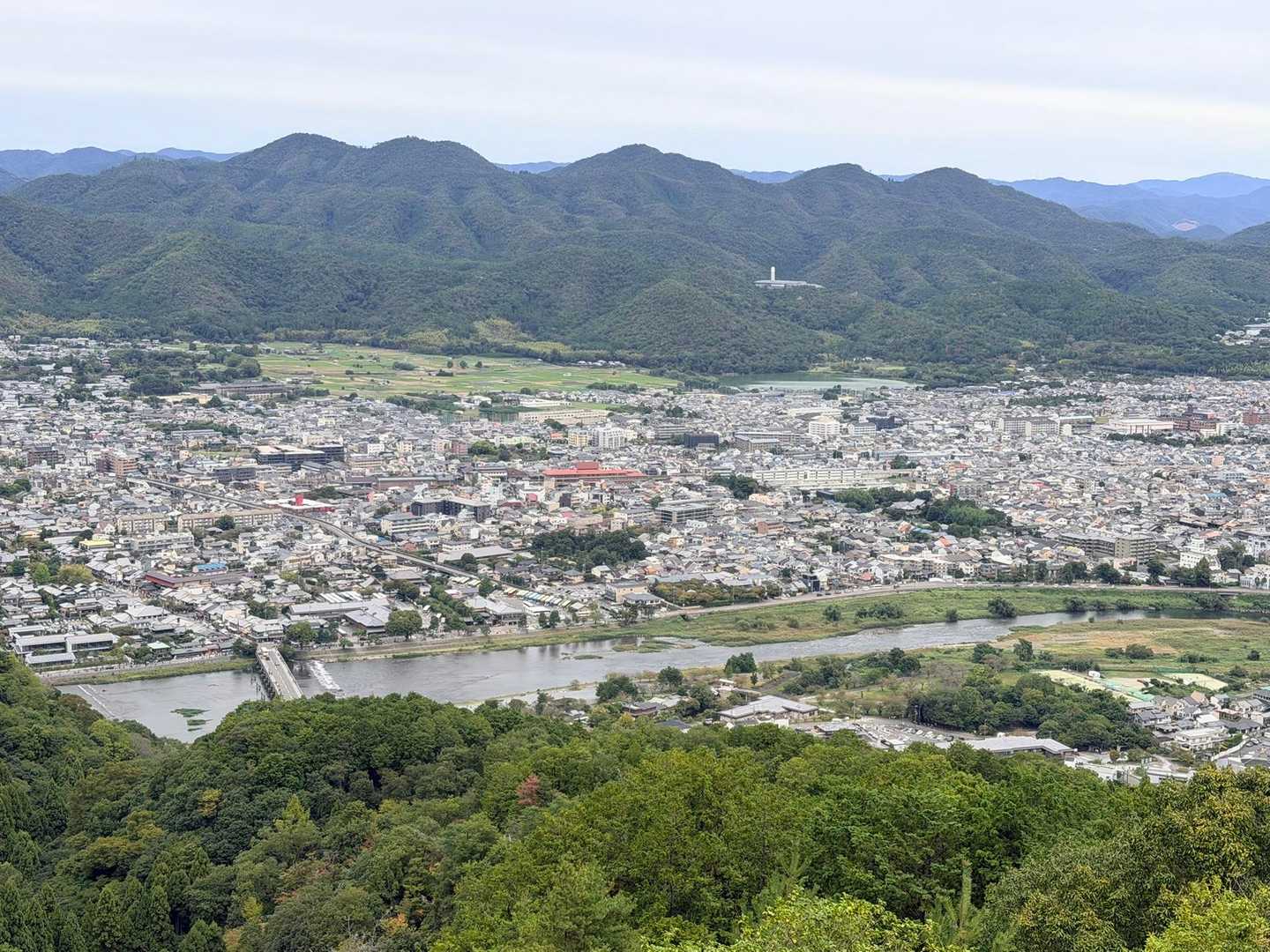 桂川と渡月橋が見えます