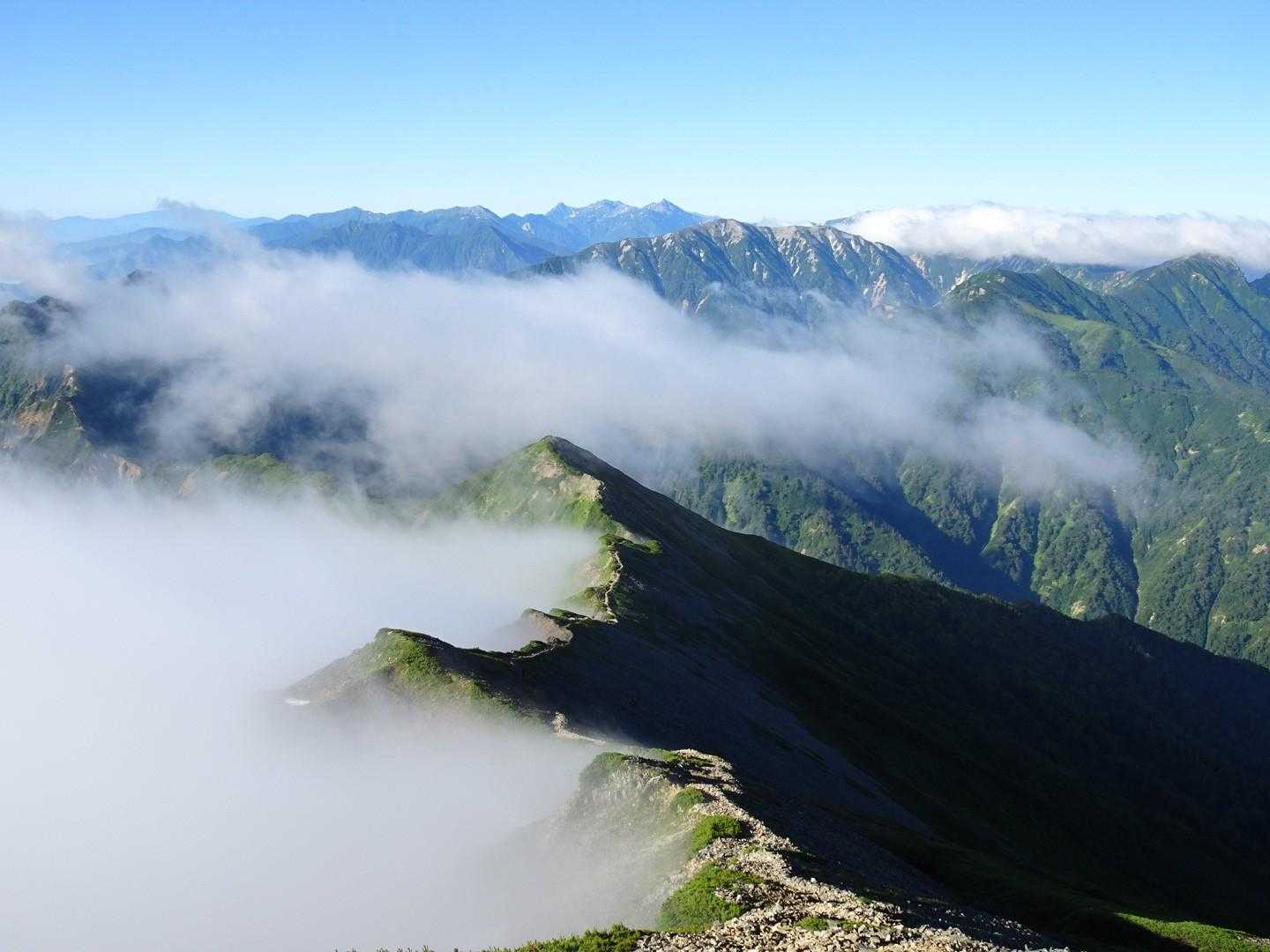 遠くの山々も見えてきた