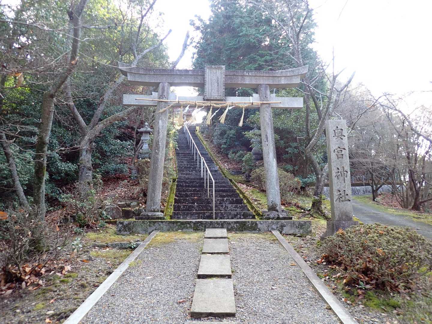 
鳥居の奥に石段が続きます
