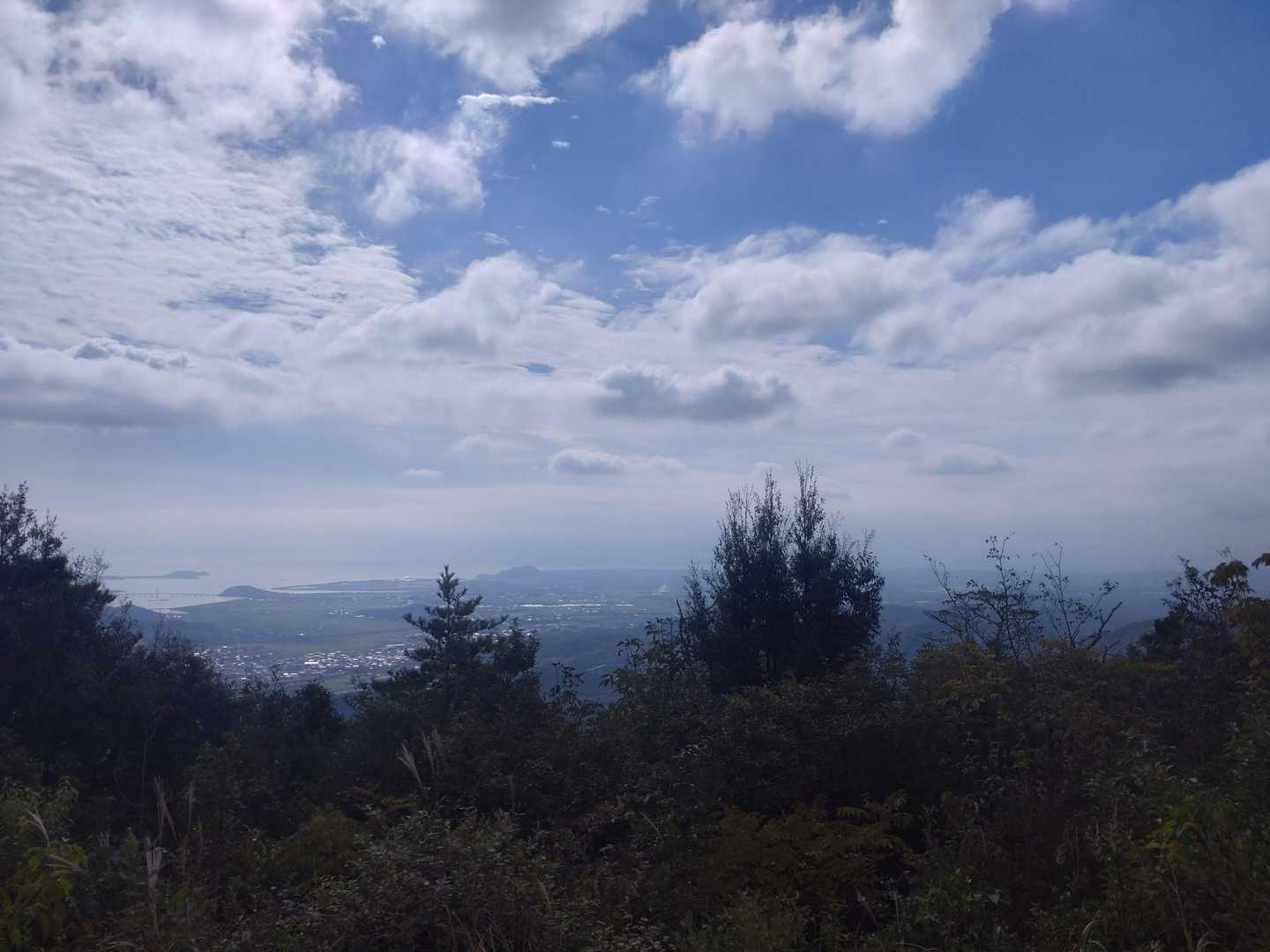 こちらは宇部方面　
日の山が見えています
若干雲が多い感じ