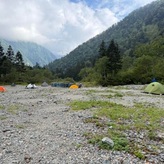 快適なテント場です！すぐ横の沢で、水浴びしたり脚冷やしたり、頭流したりと最高😀テント場用トイレや無料水場もすぐ近くて小屋近くで最高！ただし谷にあるので、眺望はそれなり。その他は最高😃