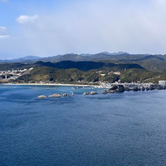 正面が橋杭岩
裏橋杭岩とか言うそうな