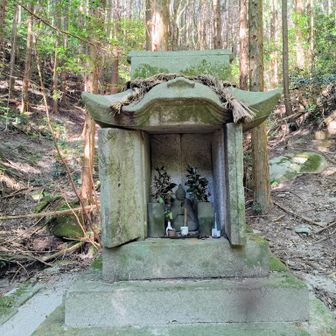 かなり大きな祠あり