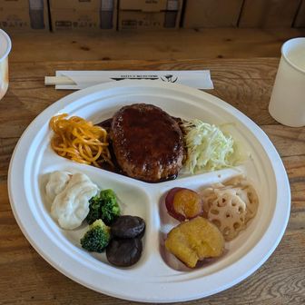 唐松岳頂上山荘名物のハンバーグ。ご飯がすすみます。