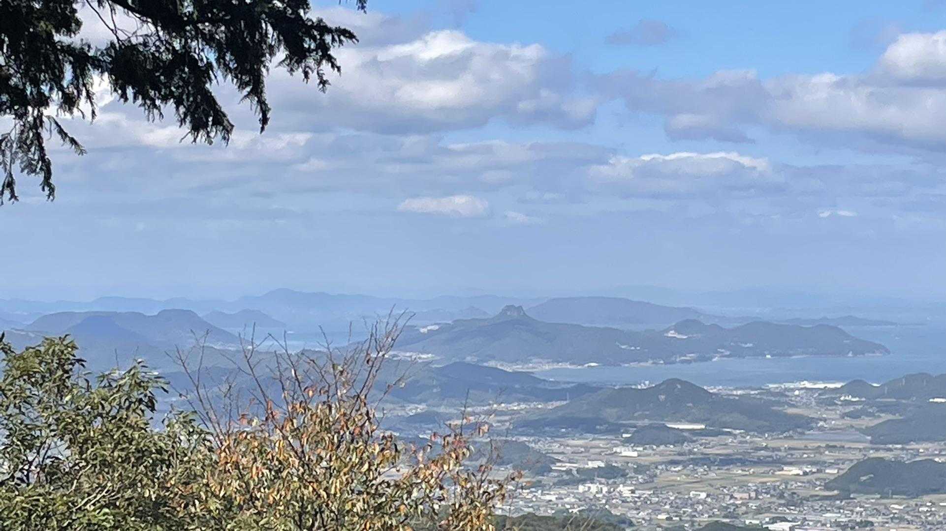 眺望、奥に五剣山