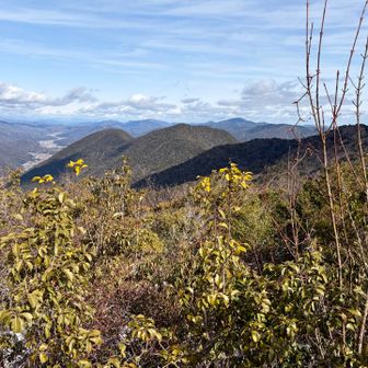 安駄山方面。
あの来た道を帰りたく無い縦走したいとメンバーはぶつぶつ言うが、安駄山から上三田までの縦走は、時間がかかるし、最後は、激下りは同じくらいとの事。
リーダーの指示に従って、ピストンとなる。