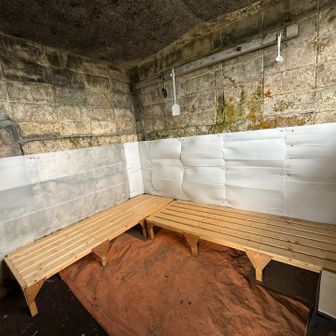 カケスガ小屋内部