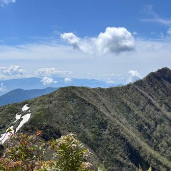 乙妻山からしか見られない高妻山へ続く美しい稜線。