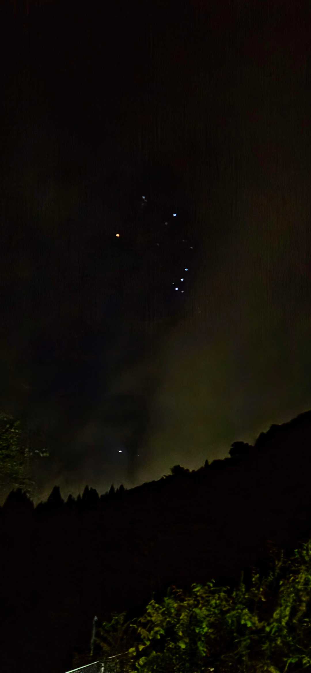 今朝は雲多めですね　オリオン座✨の三連星だけ見えます