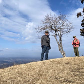 山頂のまゆみの樹で記念撮影