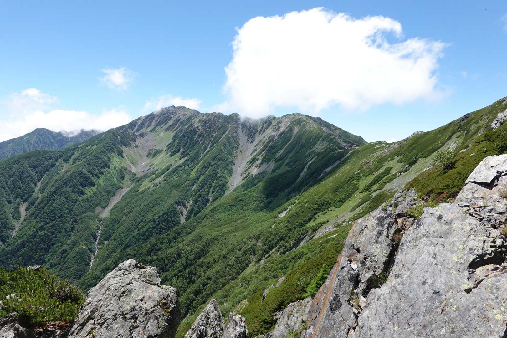 八本歯のコル到着。あれが間ノ岳か。北岳山荘も見えた。