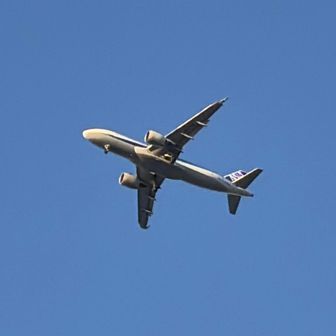 頭上にて飛行機が飛んでたからiPhone17の力で写真に納める