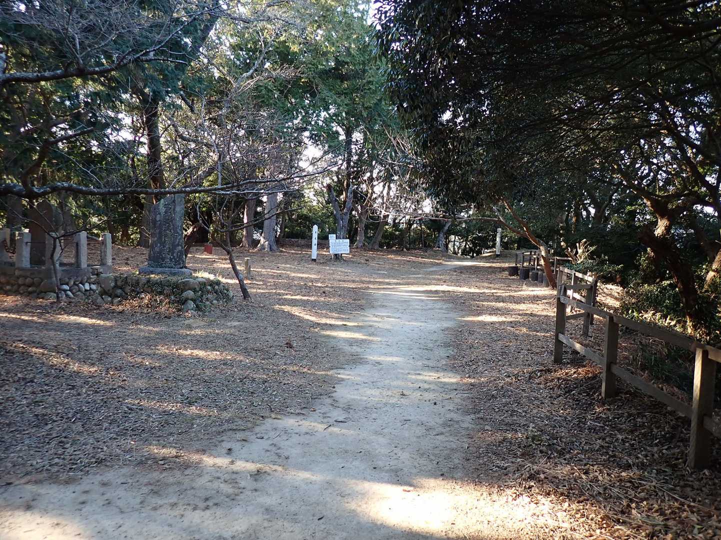 この城は鞍部で東西に分かれているこちらは東の本丸跡