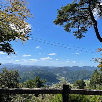 一番奥に六甲山が見えます