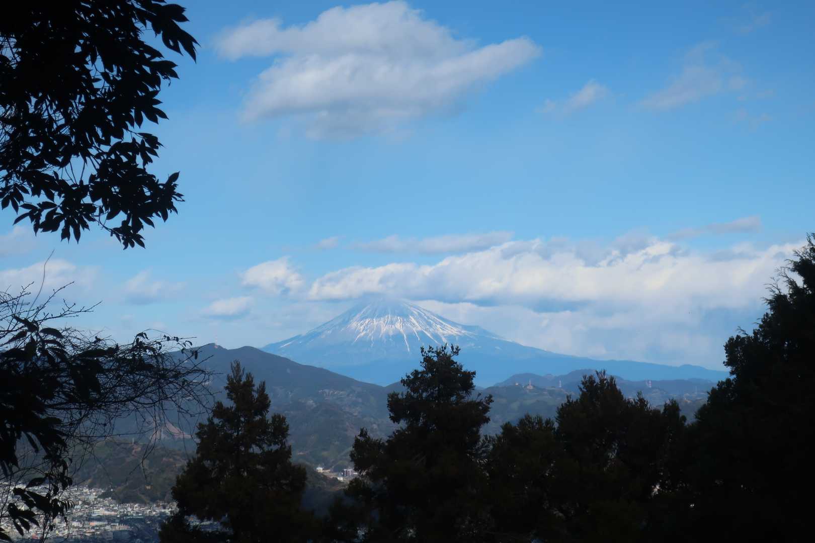 これまで眺望が無かったところを、木々の間から富士山が。お～あなたも祝福してくれるか～♪