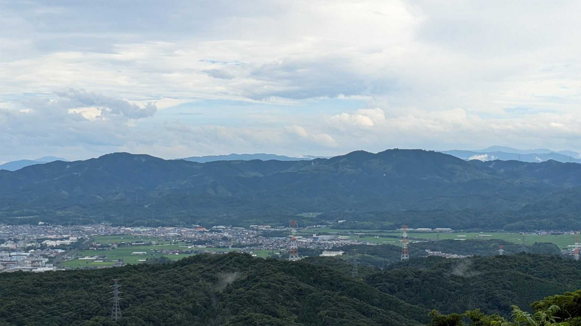 そのまま右へスライドして撮った山