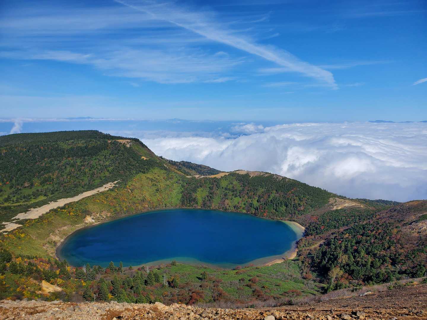 一切経山周回 | 地球の息吹を感じる山肌と風薫る高山植物の園を回る、雄大な山歩道の写真