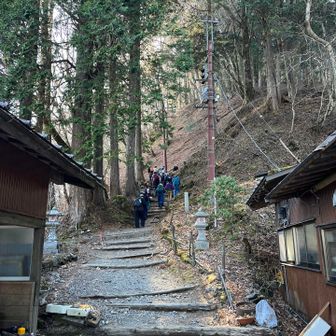 ３つ目の坊あたりで信者さんたちの団体さんに遭遇🙏お経と太鼓の音が心地よくこの後も遠くに聞きながら登りました。