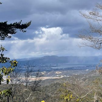 琵琶湖と比良山系…あっちの天気も微妙そう🌪️