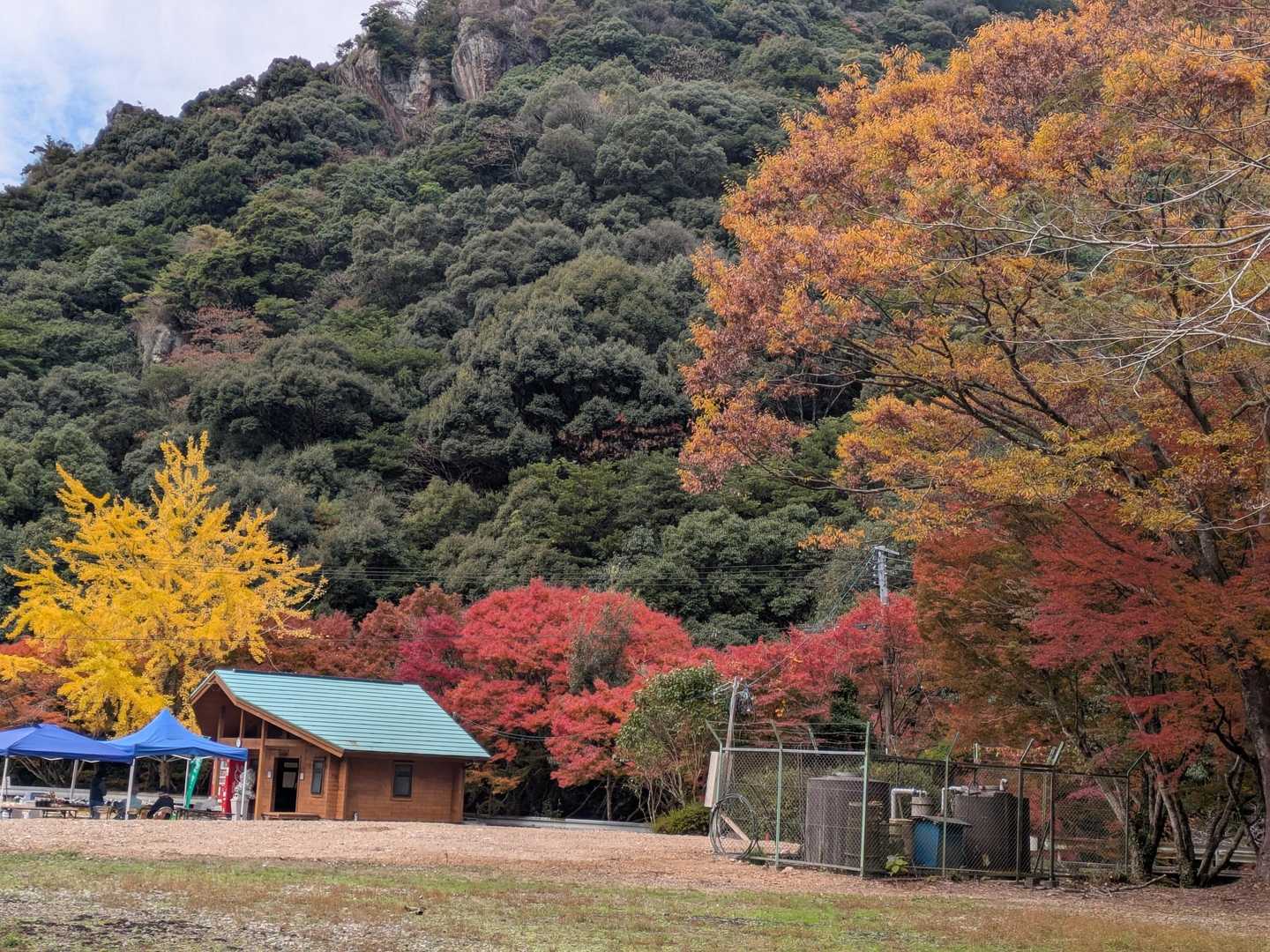 下りてきて駐車場の所