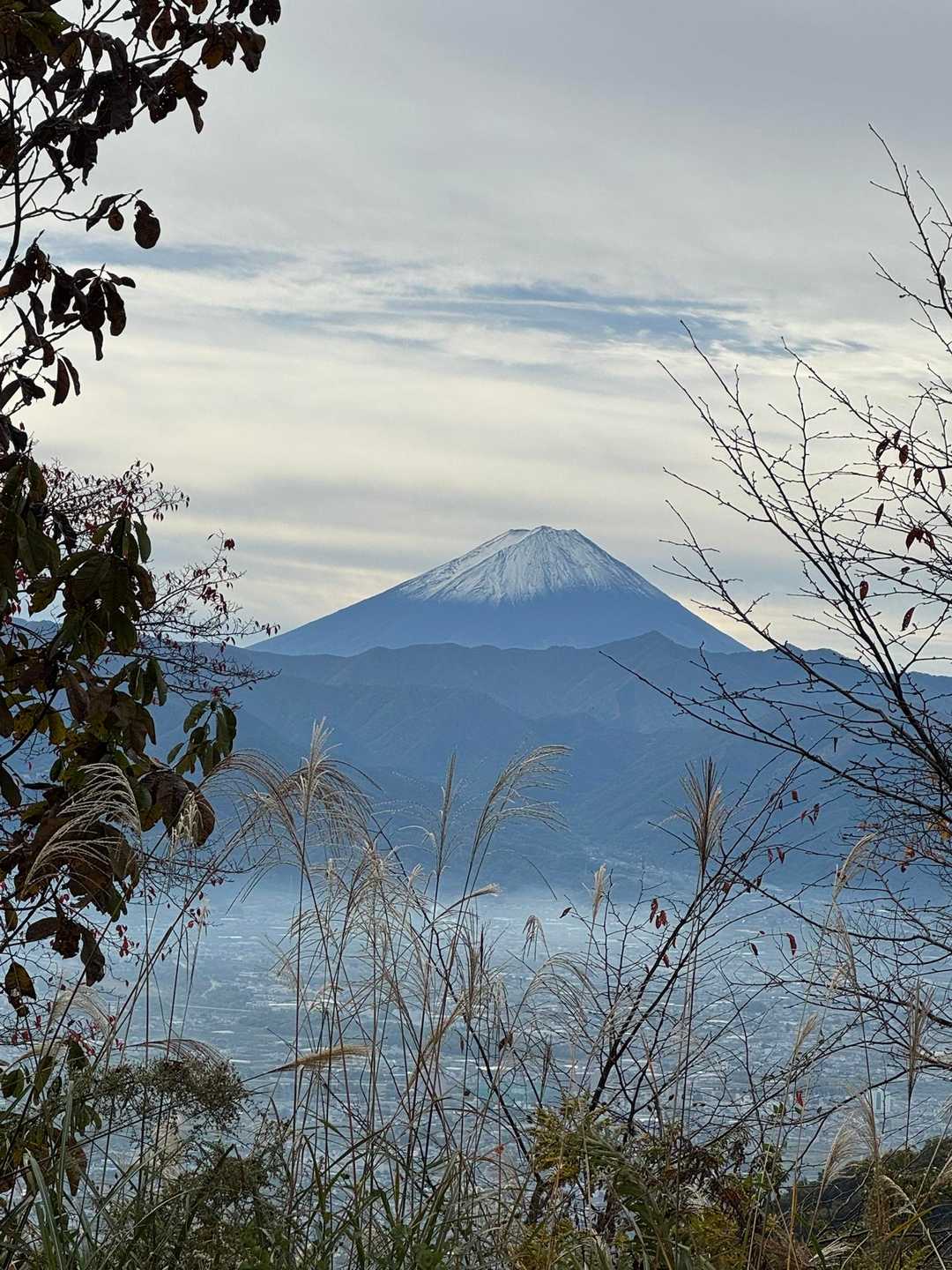 朝靄甲府と富士山