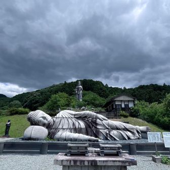 涅槃仏と立像