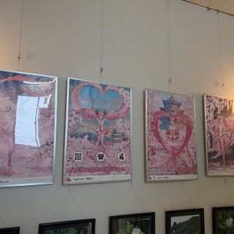 館内には弘前桜祭りの歴代のポスターが
こんなアニメちっくだったんだ...
まどか？