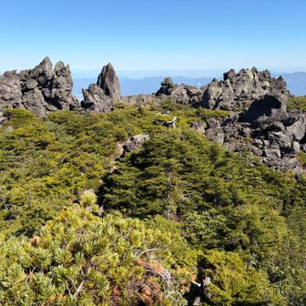 まだまだ続く、圧巻の岩峰