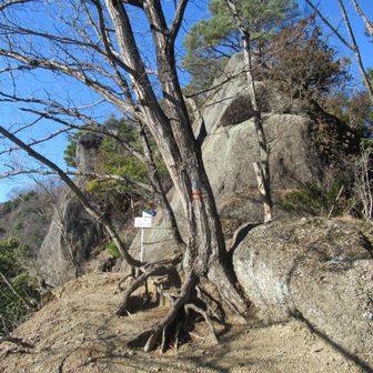 兜岩のクサリ場は崩落のため進入禁止。「林間コース」で巻く。